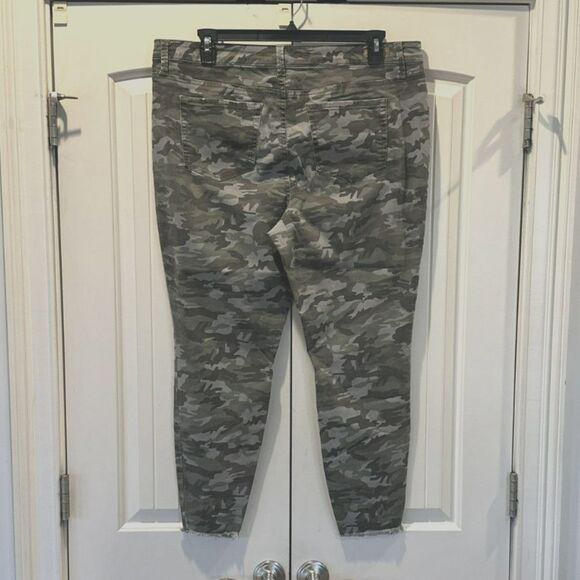 Women's True Craft Distressed Stretch Mid-Rise Skinny Camo Jeans Size 18 - Picture 2 of 2